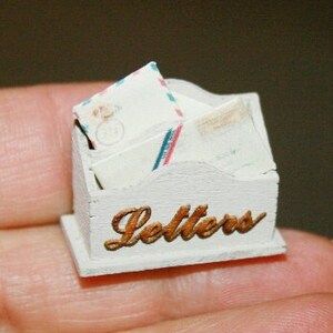 MINIATURE DOLLHOUSE "Portalettere in legno" Miniatura artigianale fatta a mano in 12a scala. Da CosediunaltroMondo Italia