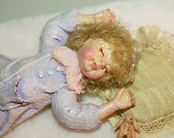 Slapende pop met haar konijn - DOLLHOUSE MINIATUUR pop - ambachtelijke handgemaakte miniaturen 12e schaal - CosediunaltroMondo, Italië