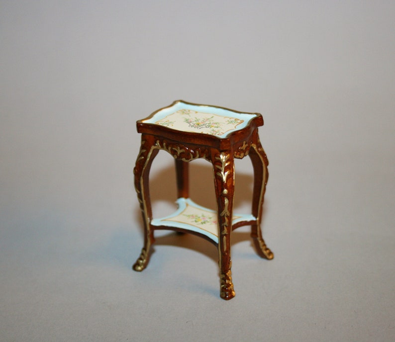 DOCKSKÅPSMINIATYR "Litet sidobord. Handmålat" - Hantverksmässigt handgjord miniatyr i 12:e skala. Från CosediunaltroMondo bild 1