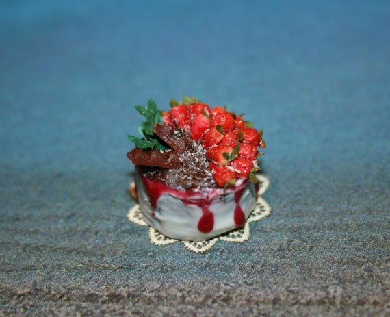ドールハウスミニチュア「チョコレートストロベリーケーキ」12分の1 