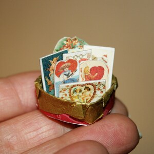 POPPENHUIS MINIATUREN "Valentijnsdagkaarten" Ambachtelijke handgemaakte miniatuur in schaal 12. Van CosediunaltroMondo Italië