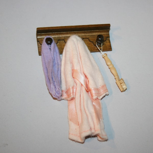 Cintre en bois, avec peignoir et outils de salle de bain- DOLL HOUSE MINIATURES- Artisan Handmade Miniature à l’échelle 12ème. CosediunaltroMondo Italie