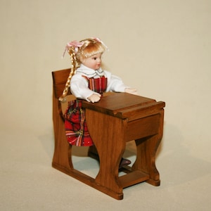 Escritorio para niños, pupitre escolar y banco, color nogal 1:12 Muebles para casa de muñecas - Muñecas en miniatura - CosediunaltroMondo Italia