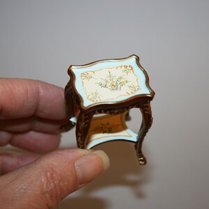 DOCKSKÅPSMINIATYR "Litet sidobord. Handmålat" - Hantverksmässigt handgjord miniatyr i 12:e skala. Från CosediunaltroMondo bild 3