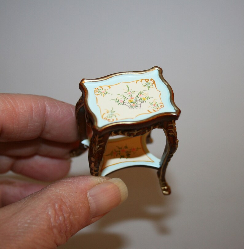DOCKSKÅPSMINIATYR "Litet sidobord. Handmålat" - Hantverksmässigt handgjord miniatyr i 12:e skala. Från CosediunaltroMondo bild 3