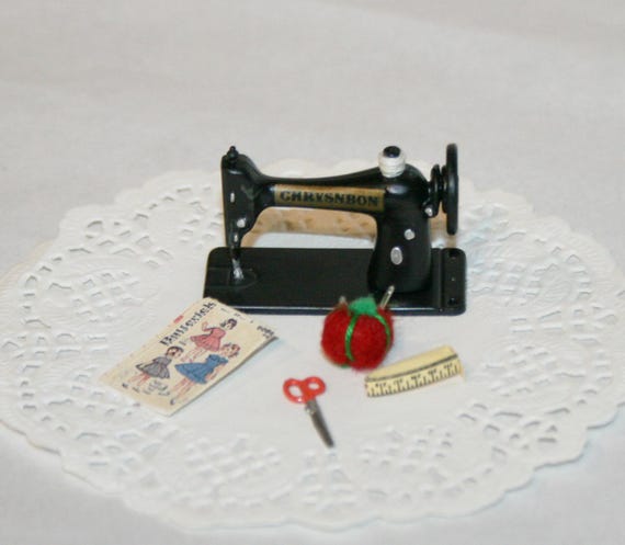 Sewing Machine in Plastic With Accessories -DOLLHOUSE MINIATURES