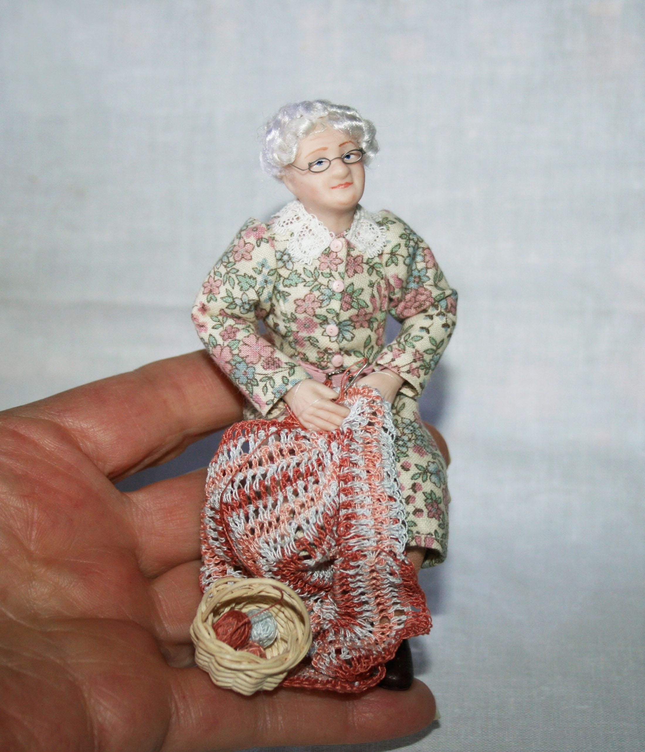 縫製された美しいおばあちゃん人形 - ドールハウスミニチュア人形
