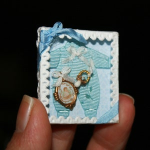 DOLLHOUSE MINIATURES " Baby dress box " Rzemieślnicza ręcznie robiona miniatura w skali 12. Od CosediunaltroMondo Italy
