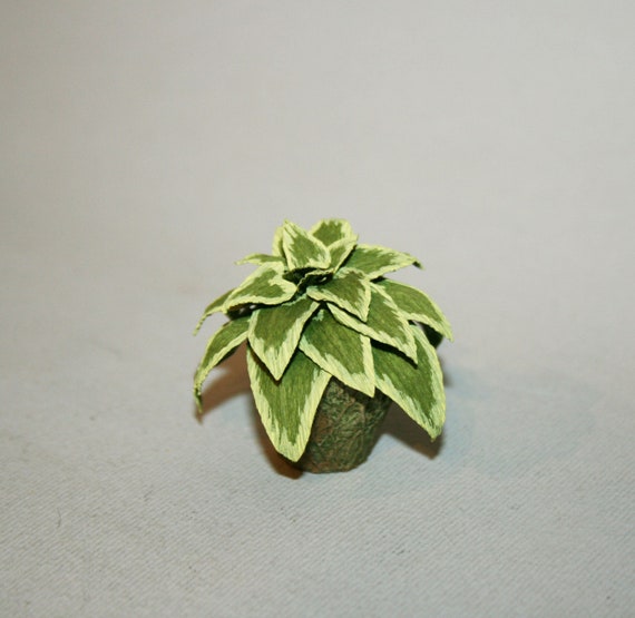 Pianta Di Plastica Verde In Vaso Per La Decorazione All'aperto Fotografia Stock - Immagine Di - Foto 10