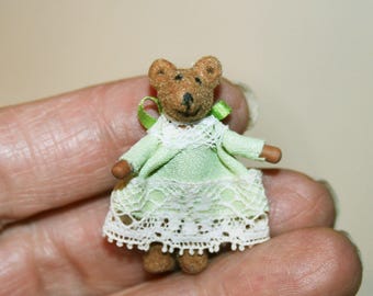 Osito de peluche con vestido verde - Juguetería - MINIATURAS DE CASAS DE MUÑECAS - Artesano hecho a mano escala 1:12 - CosediunaltroMondo Italia
