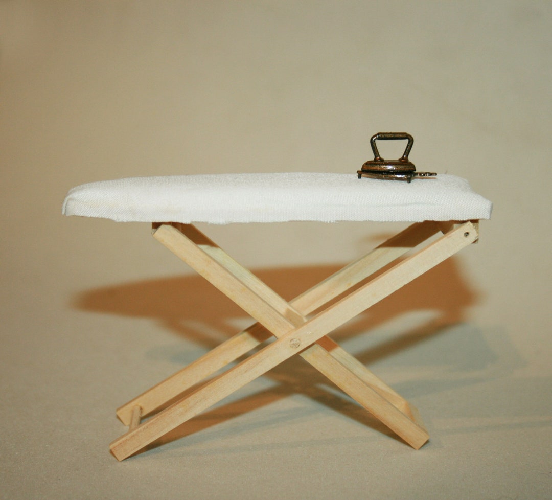 Set De Plancha Y Lavandería En Miniatura Para Casa De Muñecas – Mesa De Planchar Con Accesorios De Tela