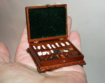 DOLLHOUSE MINIATURES " Chess in wooden box " - Artisan Handmade Miniature in 12th scale. From CosediunaltroMondo Italy Milano