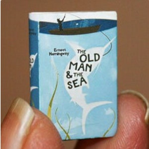 LIBRO DE NOVELA, NOV12 - Miniaturas DOLLHOUSE - Libros en miniatura hechos a mano y artesanales escala 1:12 - CosediunaltroMondo Italia