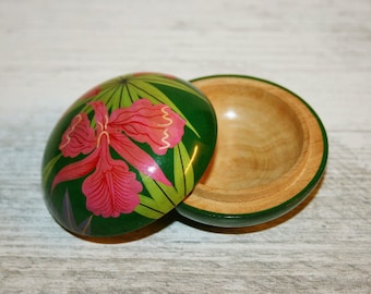 Lacquered wood box, trinket box /pill box/Floral pattern/Vintage 80s/ Collectable box/ Gift box/Gift for her/jewel case/made in India