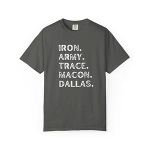 Pode incluir: Uma camiseta cinza carvão com as palavras "IRON. ARMY. TRACE. MACON. DALLAS." impressas em branco, empilhadas verticalmente. A camiseta tem mangas curtas e gola redonda.