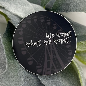 Puede incluir: Pegatina en blanco y negro con una silueta de una noria y el texto "We want what we want."