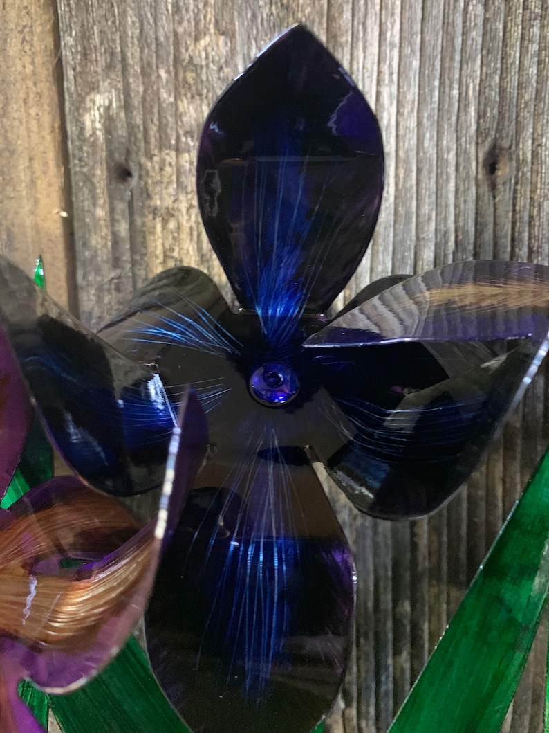 Metal Iris Flower, Iris Flower, Flower box Iris, Stake iris, Yard art, Yard Decor