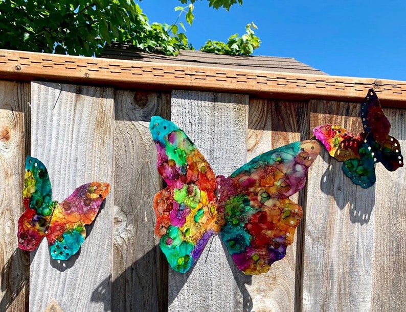 Make (or buy) metal butterflies that you can scatter across your fence to look like a flock of butterflies has invaded your yard. Here are some quick and easy ways to decorate your garden fence.