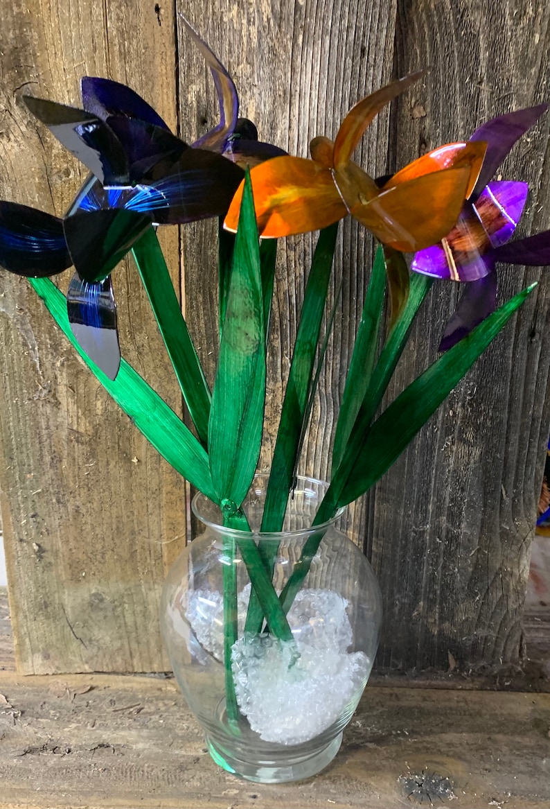 Metal Iris Flower, Iris Flower, Flower box Iris, Stake iris, Yard art, Yard Decor