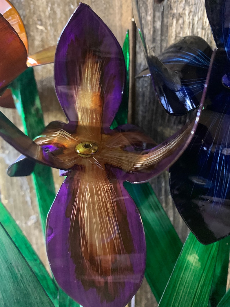 Metal Iris Flower, Iris Flower, Flower box Iris, Stake iris, Yard art, Yard Decor