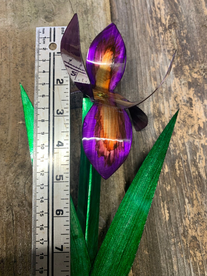 Metal Iris Flower, Iris Flower, Flower box Iris, Stake iris, Yard art, Yard Decor