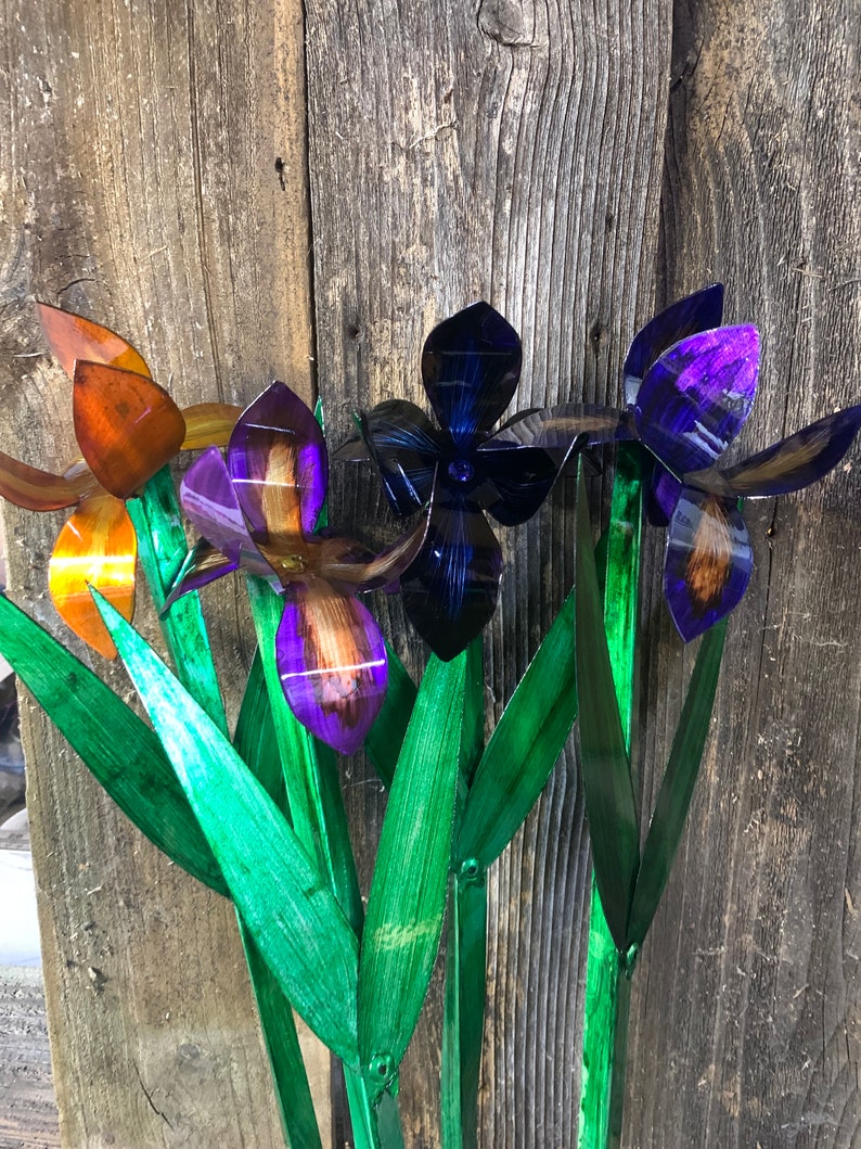 Metal Iris Flower, Iris Flower, Flower box Iris, Stake iris, Yard art, Yard Decor