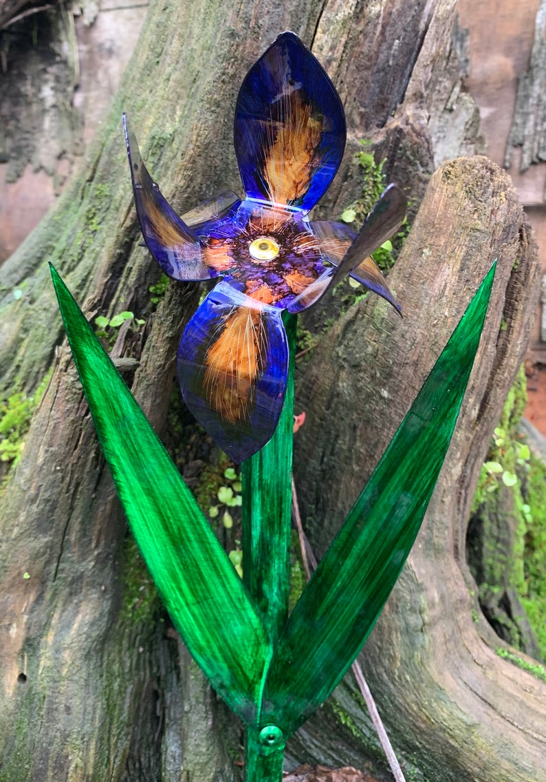 Metal Iris Flower, Iris Flower, Flower box Iris, Stake iris, Yard art, Yard Decor