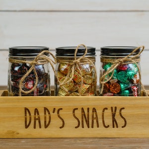 Boîte de barres chocolatée en bois « Collations pour papa » gravée amusante avec des pots Mason pour bonbons, maïs soufflé, friandises - Rangement de cuisine de ferme