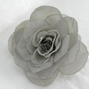 Große grau weiche Organza 6 Blume mit Pin zurück perfekt für Braut Geldbörsen und Hüte Bild 1