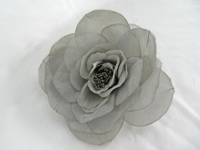 Große grau weiche Organza 6 Blume mit Pin zurück perfekt für Braut Geldbörsen und Hüte Bild 1
