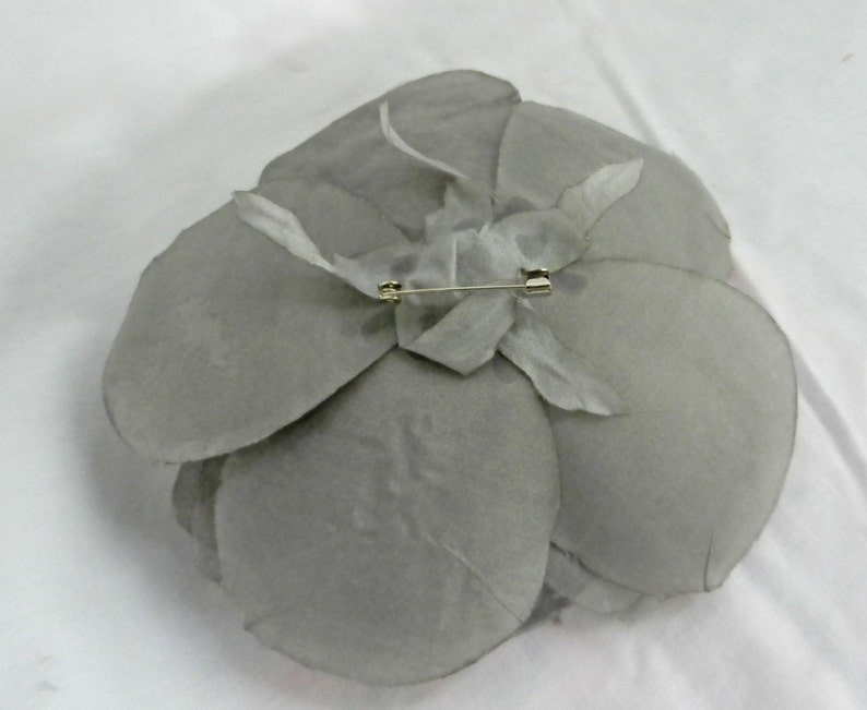 Große grau weiche Organza 6 Blume mit Pin zurück perfekt für Braut Geldbörsen und Hüte Bild 2