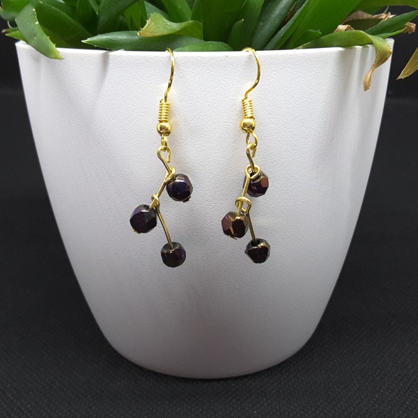 Boucles d'oreilles pendantes dorées perles en verre violet / noir irisées