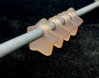 Perline in stile europeo Rosa Naturale StarShape In stile europeo, perle di calcedonio intagliato per ciondoli / bracciale / collana, stella di pietra per gioielli, 18X6MM, 1pc