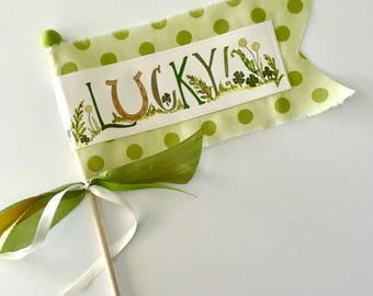 Drapeau de célébration de la chance Aimee Ferre sur tissu en coton vert clair à pois