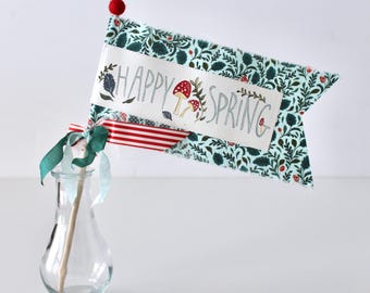 Tissu Happy Spring avec Aimee Ferre Celebration avec des champignons bleus oeuf clair et verts Robin sur fond blanc