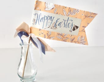 Drapeau de célébration Aimee Ferre Joyeuses Pâques sur tissu botanique pêche et grand lapin