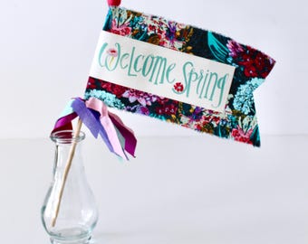 Drapeau de bienvenue du printemps Aimée Ferré sur tissu en coton botanique bleu marine et fuschia