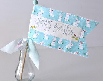 Drapeau de célébration du petit lapin Winifred de Joyeuses Pâques en bleu pâle