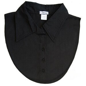 Puede incluir: Cuello falso negro con escote redondeado y cuatro botones. El cuello tiene una etiqueta que dice "Got Collared".