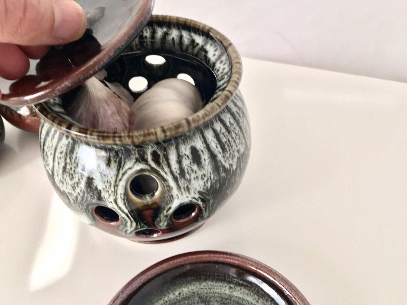 Garlic Cellar Keeper, Keep garlic cool and dry storage jar container