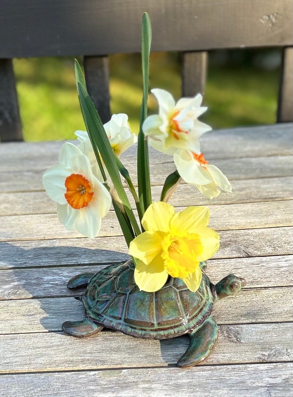 Sea Turtle Flower Vase, ceramic sea turtle shaped Ikebana vase for Flower Arranging, Pin frog, fresh cut flower centerpiece, Kenzan