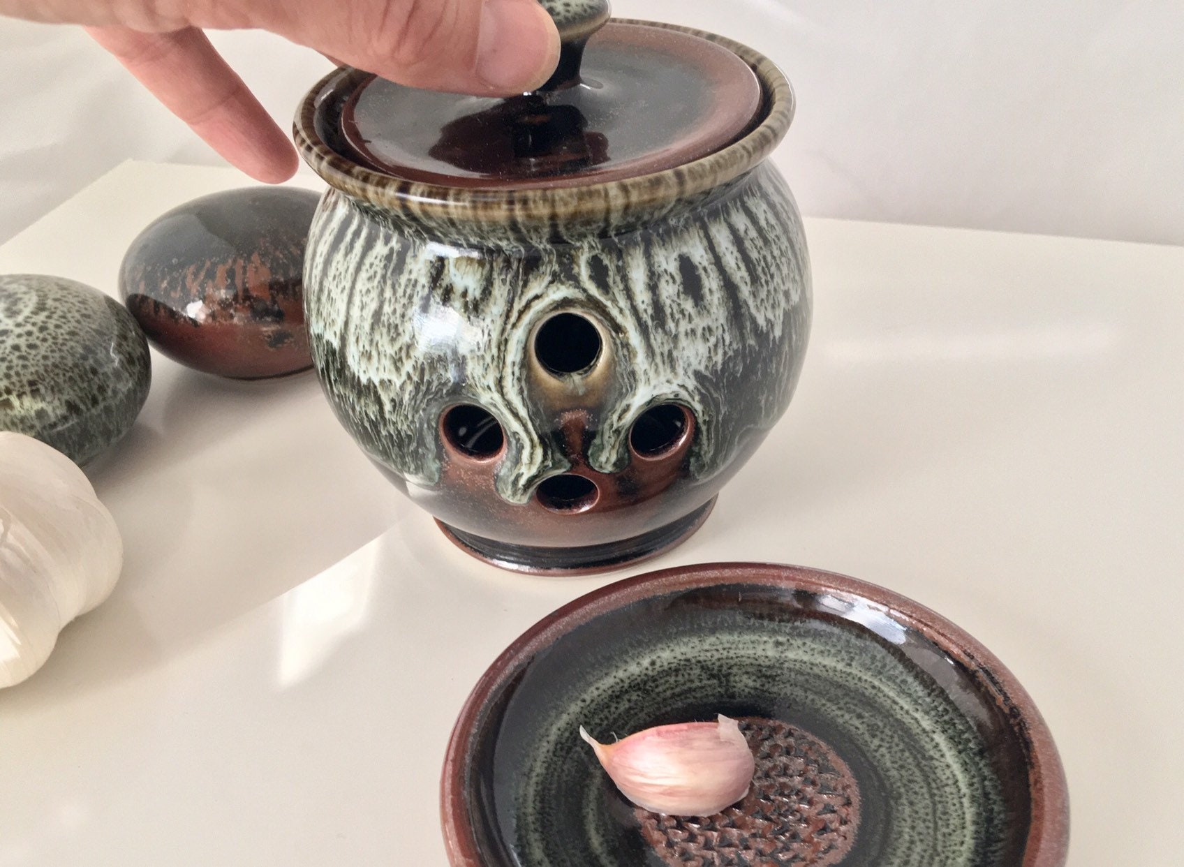 Garlic Cellar Keeper, Keep garlic cool and dry storage jar container