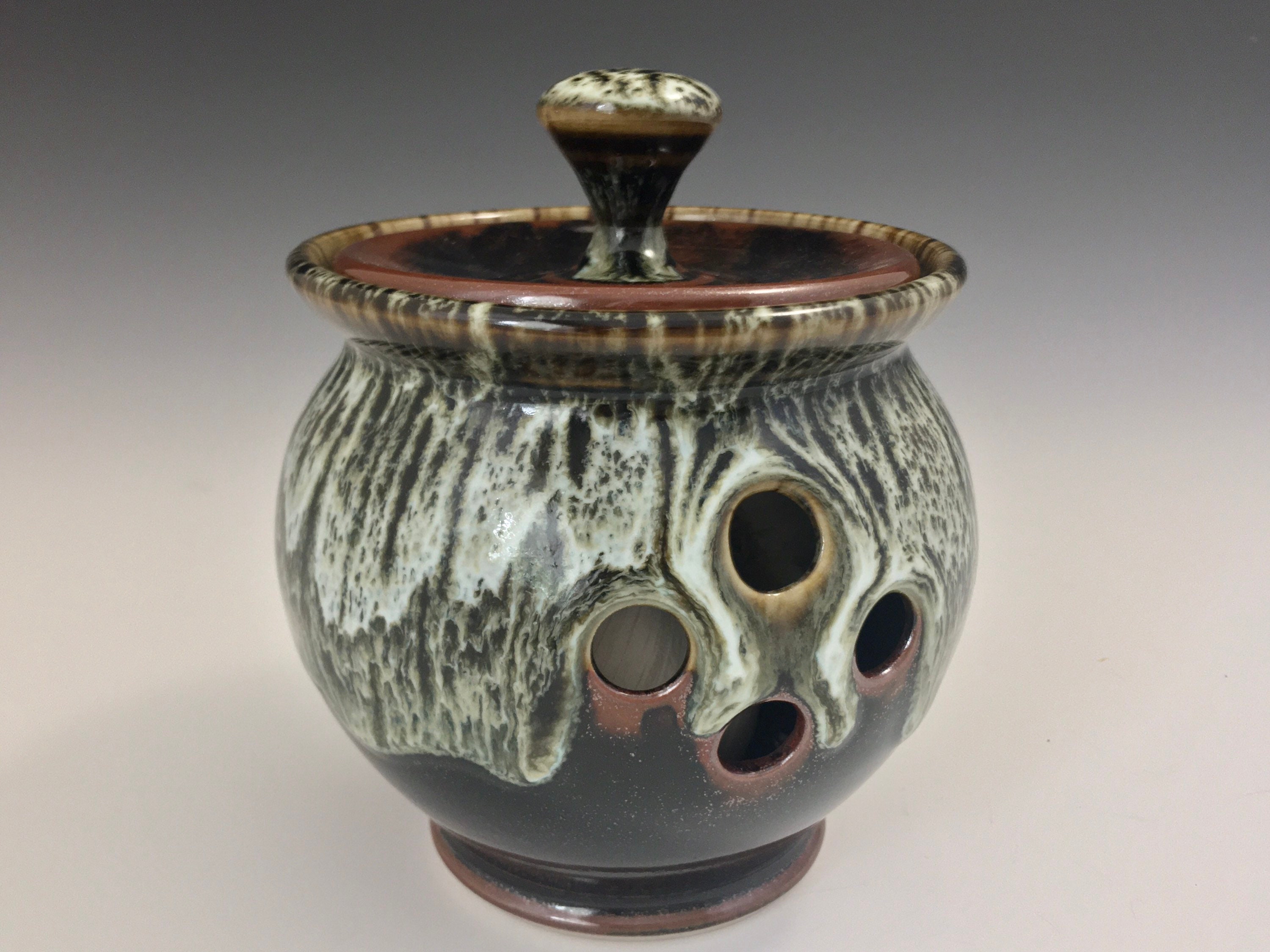 Garlic Cellar Keeper, Keep garlic cool and dry storage jar container