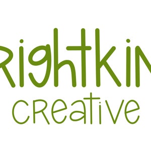 Puede incluir: Logotipo verde con el texto "brightkind creative" en una fuente manuscrita.