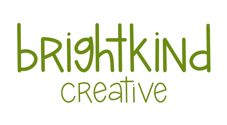 Puede incluir: Logotipo verde con el texto "brightkind creative" en una fuente manuscrita.