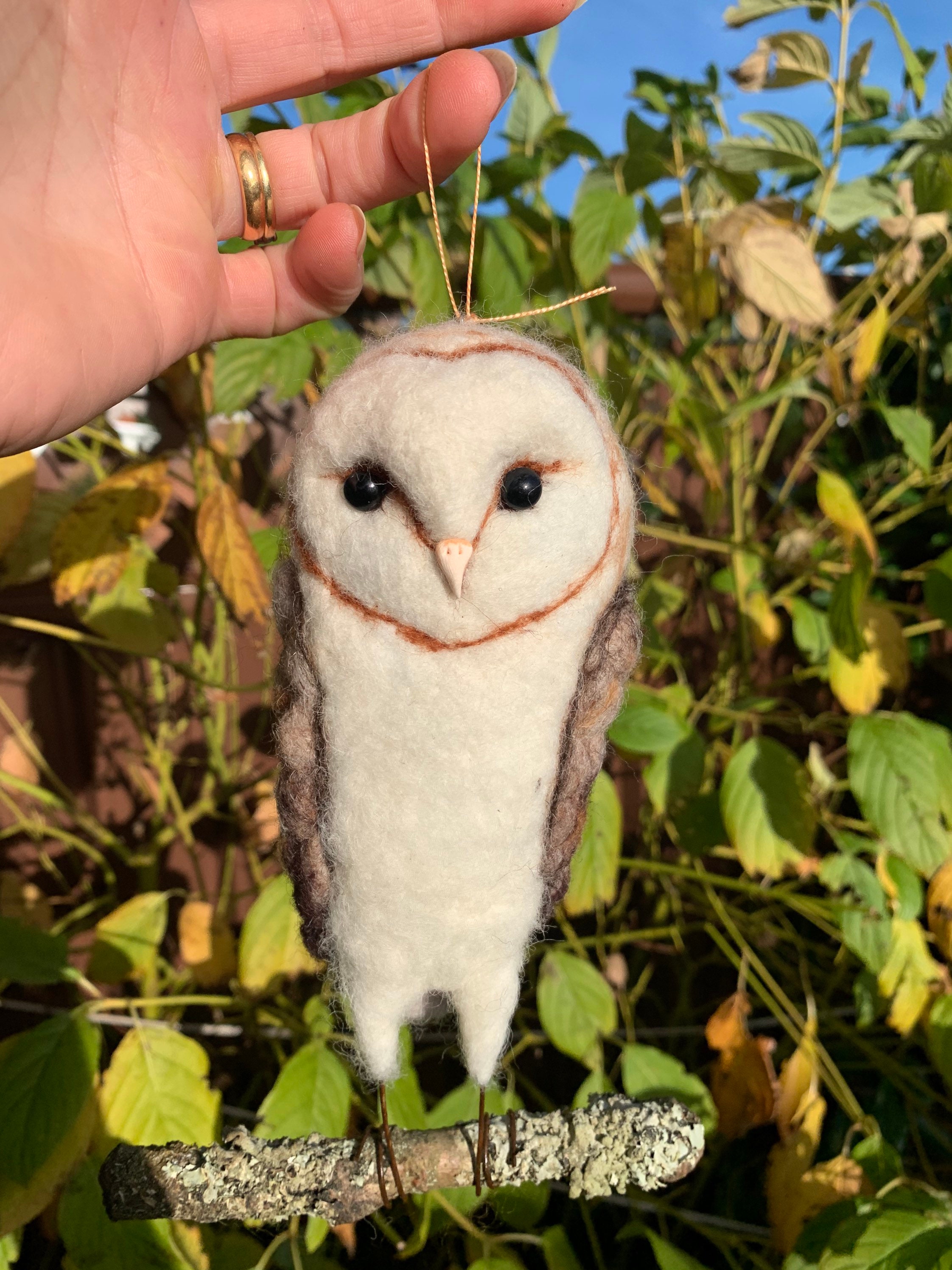 chouette en peluche douce avec écouteurs et écharpe tricotée. cadeau  d'hiver pour enfants. hibou jouet rouge et blanc tricoté drôle dans un  chapeau rouge et avec de grands yeux 16659954 Photo de