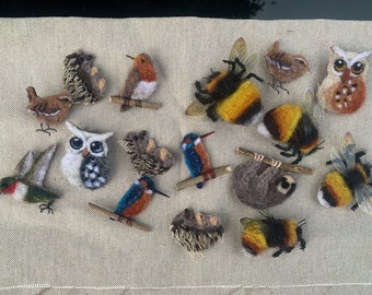 1 x badge, Magpie, Robin, kingfisher, owl, humming bird, sloth, bee or hedgehog needle felted badge/brooch , pin