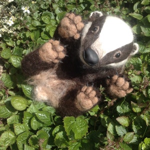 Nadelgefilzte Skulptur Baby Dachs aus Wolle mit Glasaugen