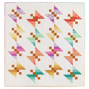 Könnte beinhalten: Eine Steppdecke mit weißem Hintergrund und einem sich wiederholenden Muster aus bunten Dreiecken mit braunen Quadraten in der Mitte. Die Dreiecke sind diagonal angeordnet.