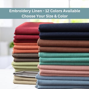Op de afbeelding: Stapels kleurrijk borduurlinnen in diverse tinten, waaronder rood, oranje, bruin, groen, roze en blauw. De afbeelding bevat de tekst "Embroidery Linen - 12 Colors Available Choose Your Size & Color."